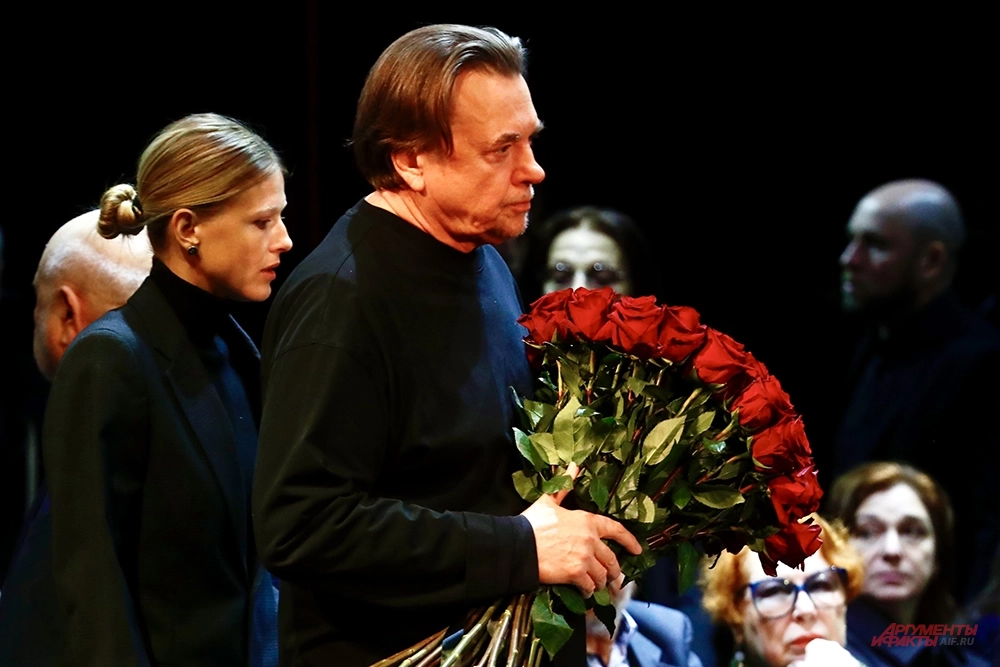 Прощание с ректором Школы-студии МХАТ Игорем Золотовицким. Константин Эрнст