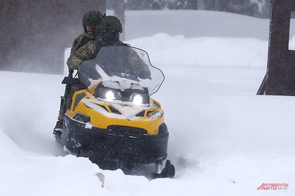 Штурмовики отрабатывают прорыв к позициям врага на снегоходе.