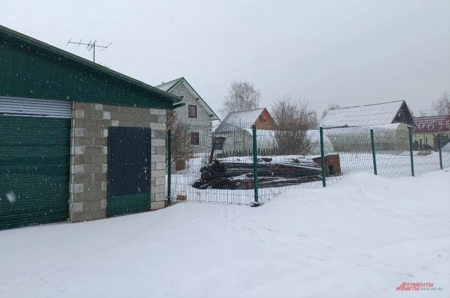 Возле дому Усольцевых кто-то почистил снег.