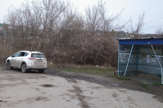 Место, где конечная остановка располагалась ранее, есть павильон и разворотная площадка. 