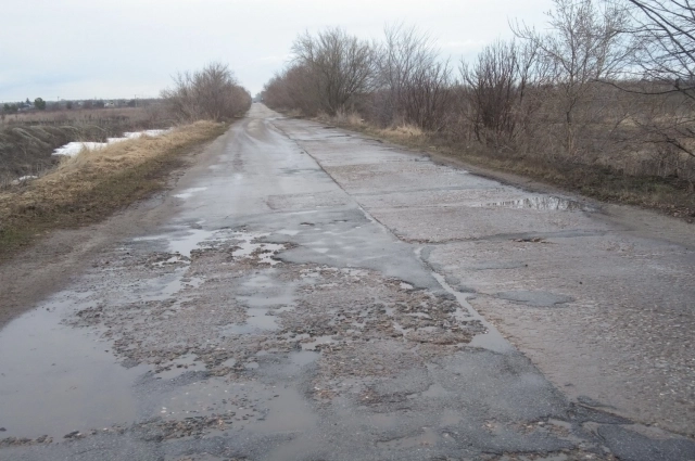 Мало того, что остановку перенесли, так ещё и дорогу не отремонтировали.