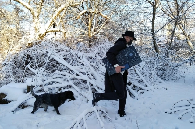 У Игоря Викторовича множество увлечений, например, он любит играть ретро-музыку и осваивает управление диджейским пультом.