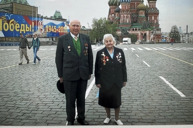 Два ветерана - Пётр Иванович Копосов Тамара Николаевна Кухарук - в 2010 году привезли из столицы Вечный огонь к мемориалу в Иванове.