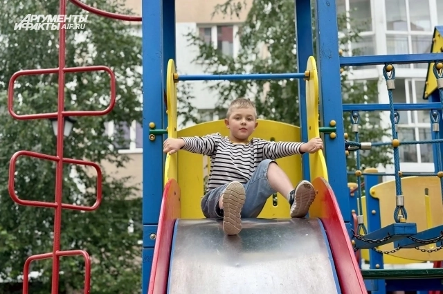 Рома хоть и ходит сам, но не может делать это быстро. Ступеньки тоже даются ему тяжело.