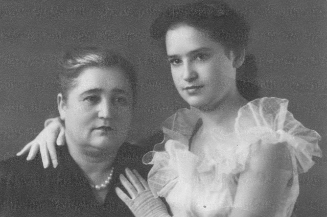 Люция Джалилова (дочь Мусы Джалиля) и ее мама поэтесса Закия Садыкова.