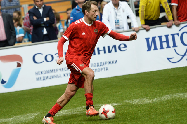 Дмитрий Хлестов в матче турнира «Кубок легенд — 2017» между сборными России и Германии.