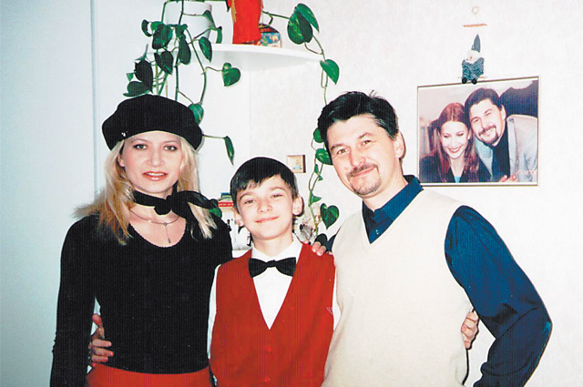 «В нашей квартире всё было пропитано творчеством». Антон Мойсеенко с родителями-музыкантами.