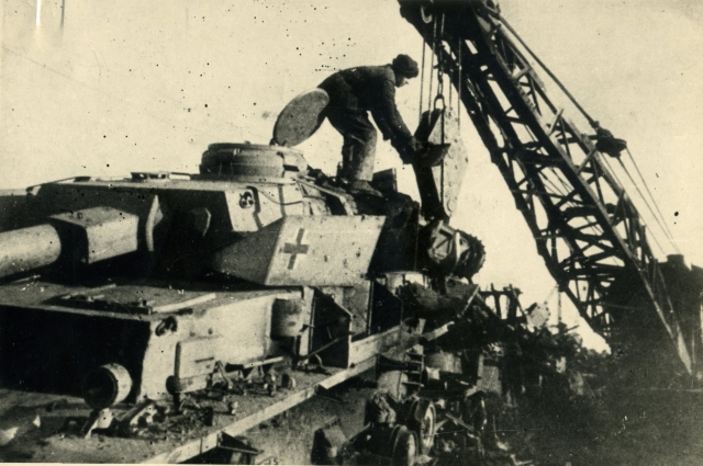 Разборка разбитых немецких танков в копровом цехе КМК. 1944 г.