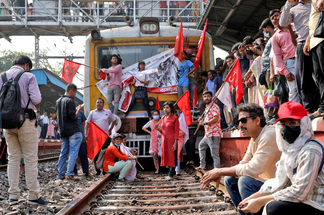 Демонстранты блокируют пассажирский поезд во время двухдневной забастовки.
