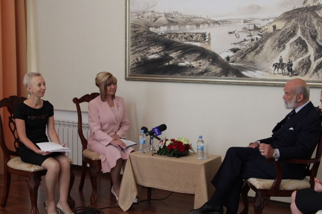 Крымские журналисты берут интервью у принца Майкла Кентского.