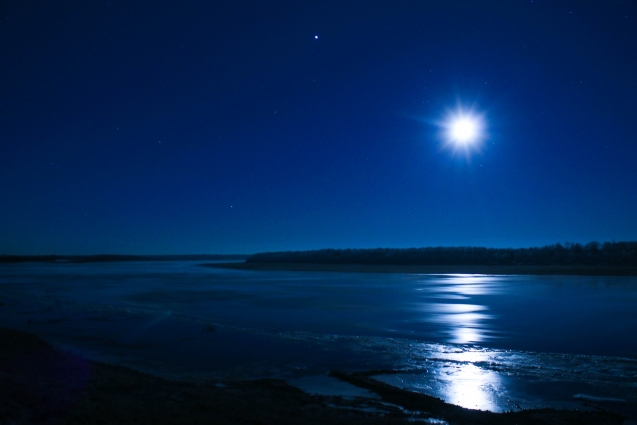 Лунный свет освещает реку Ижму.