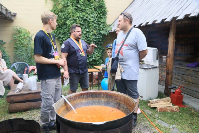Шеф-повар Алексей Федотьев (в центре) рассказывает о своем блюде