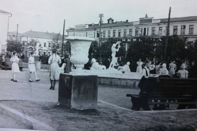 Скульптурные группы в Пионерском сквере. Середина 1950-х годов.