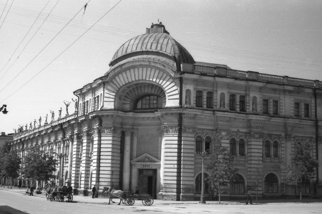 Дворец пионеров. На крыше здания еще видны фигуры пионеров, установленные после ремонта здания в 1937 году.