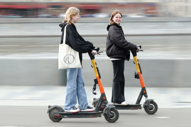 Подростки уже оседлали электроконей.