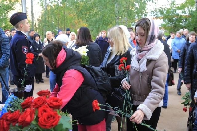 Десятки людей собрались, чтобы почтить память погибших.