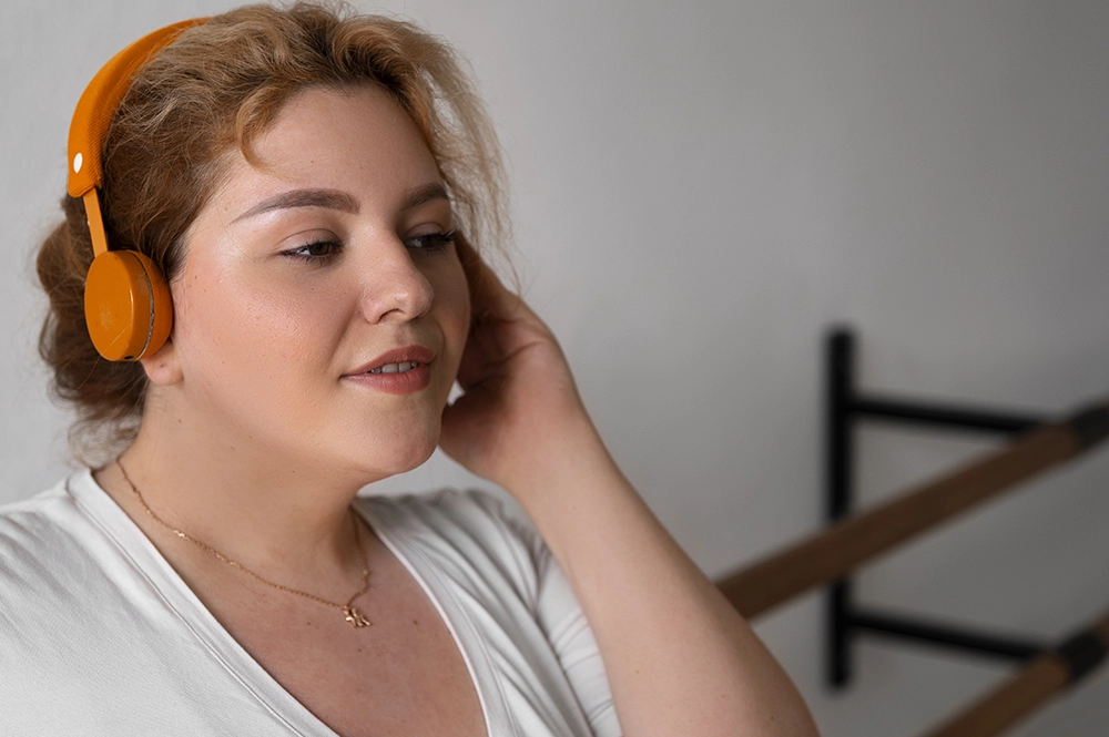 Многие, кстати, носят наушники даже без звука – просто чтобы их оставили в покое.