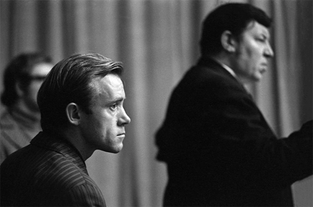 Актеры Государственного академического Малого театра СССР (ныне России) Валерий Носик и Роман Филлипов (слева направо) во время репетиции спектакля по пьесе русского драматурга Александра Островского «Лес». 1972 г.