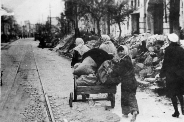 Севастопольцы возвращаются в разрушенный город.