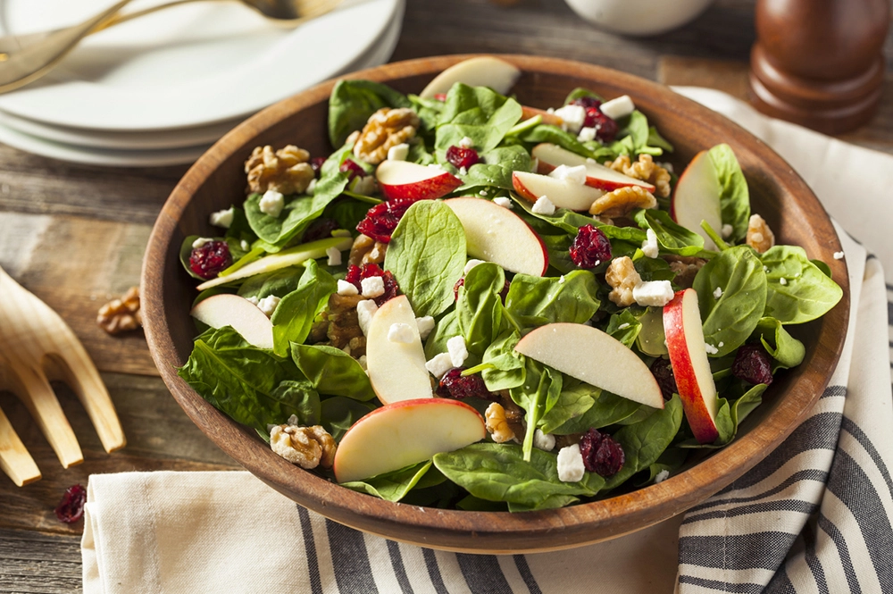 Салат с пастернаком и листьями салата в зимнем варианте.