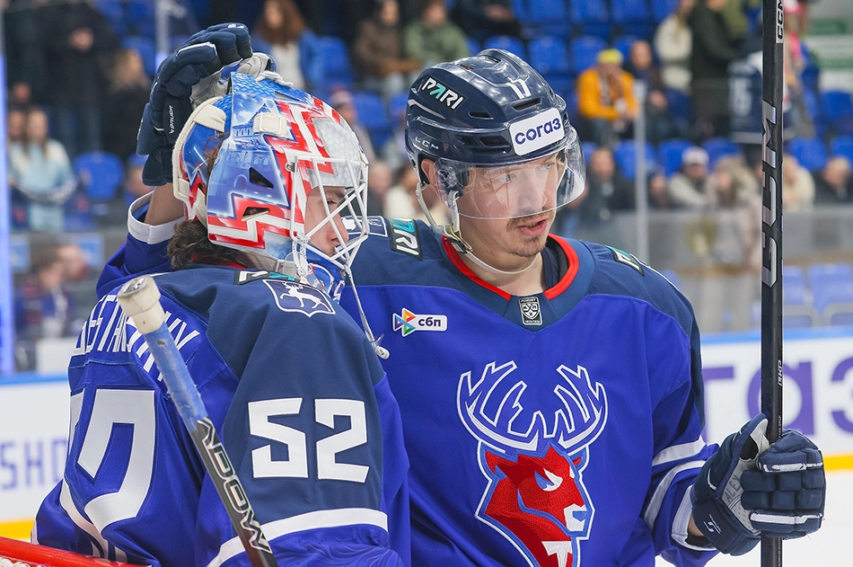 Дмитрий Дагестанский (на фото слева) провел неудачный матч с «Сибирью».