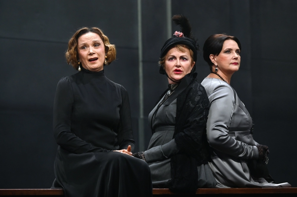 Актрисы Ирина Купченко в роли графини Натальи Ростовой, Ольга Чиповская в роли Марьи Дмитриевны Ахросимовой и Ирина Дымченко в роли Марьи Львовна Карагиной (слева направо) в спектакле «Война и мир» в постановке Римаса Туминаса на сцене Государственного академического театра имени Евгения Вахтангова в Москве.