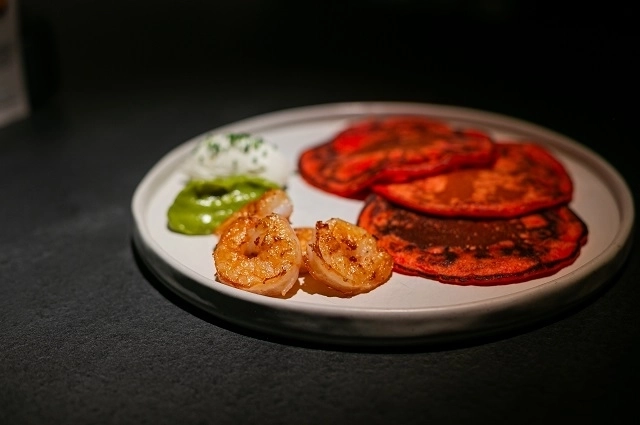 Томатные блины можно подать с жареными креветками и соусом глаукомоле