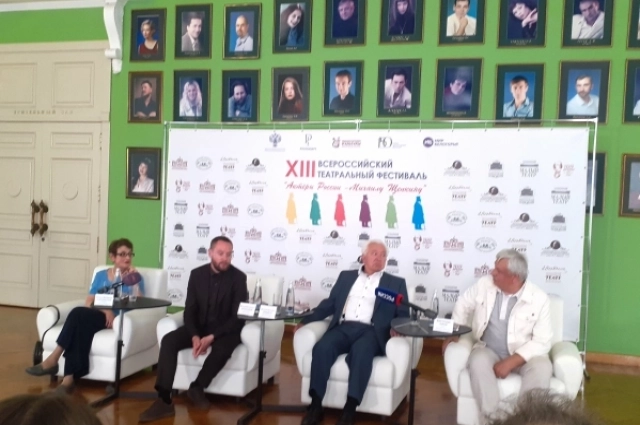 Наталья Старосельская, Максим Шапошников, Виталия Слободчук и Борис Кайнов рассказали о предстоящем фестивале на пресс-конференции.