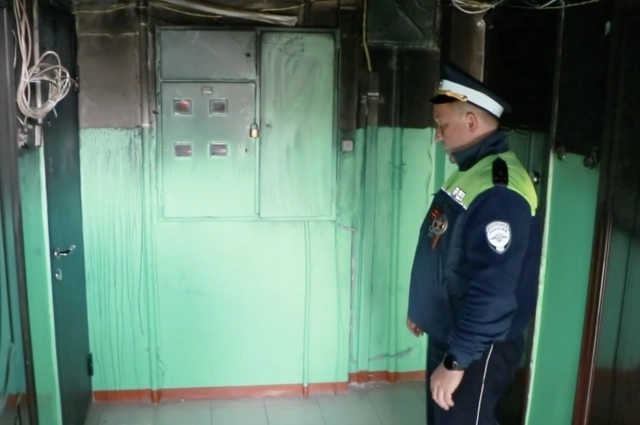 Евгений показывает площадку 4 этажа, откуда помог выбраться пострадавшему.