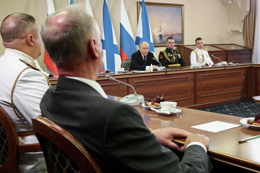 Президент РФ, верховный главнокомандующий ВС РФ Владимир Путин на праздничном приеме в Главном Адмиралтействе в Санкт-Петербурге в честь Дня Военно-морского флота.