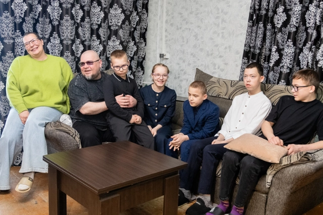 Все наши, все родные. Семья Подъячевых воспитывает целый взвод детей