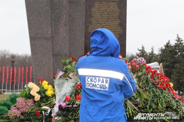 Десятки ростовчан пришли почтить память погибших.