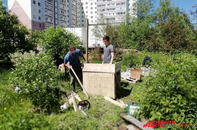 Активисты трудятся в Саду соловьёв.