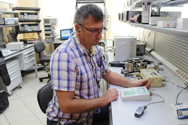 Поверку пульсоксиметра проводит ведущий инженер по метрологии Омского ЦСМ Дмитрий Либуркин.
