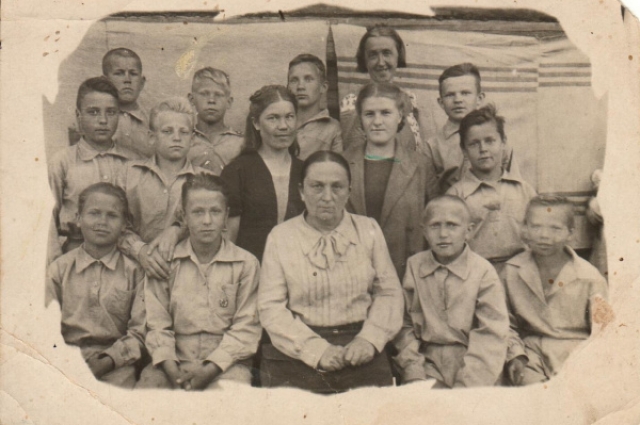 Юные ленинградцы из детского дома номер 75, п. Лиственичный, 1945 год