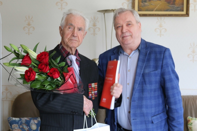 Ветерана поздравил член совета движения «ВЕЧНО ЖИВЫЕ», публицист Вячеслав Иванов.