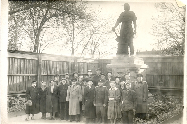 Памятник Петру был особенно любим рабочими оружейного завода, ведь он возводился в том числе и на народные деньги. 1950-е гг.