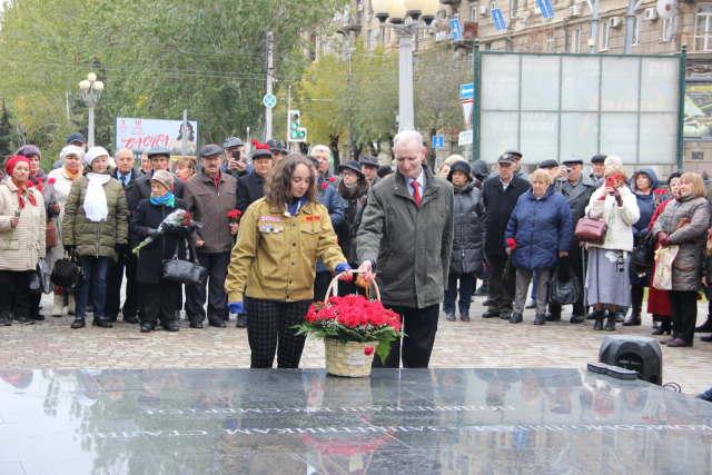 Цветы возлагают первооткрыватель памятника Владимир Кудрявцев и студентка-стройотрядовец Наташа Родимина.