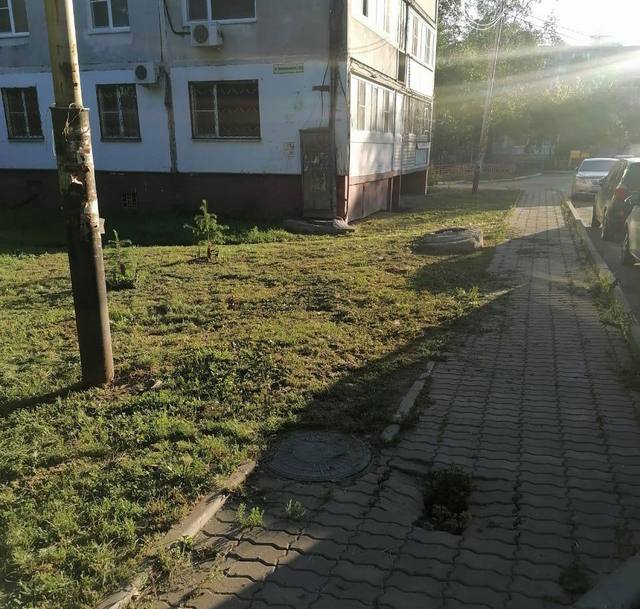 Сейчас прокуратура проводит проверку содержания тротуара у дома на Краснореченской, 185, где 20-летний хабаровчанин упал и сломал руку из-за ямы.