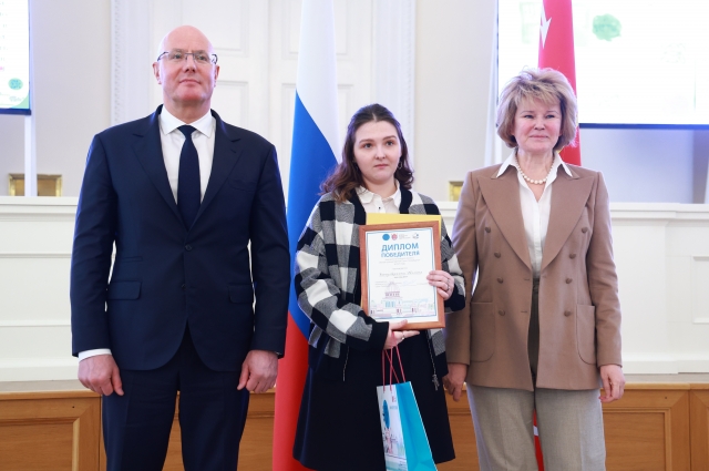 Десятиклассница Эвелина Вычугжанина впервые получила такую награду за эссе