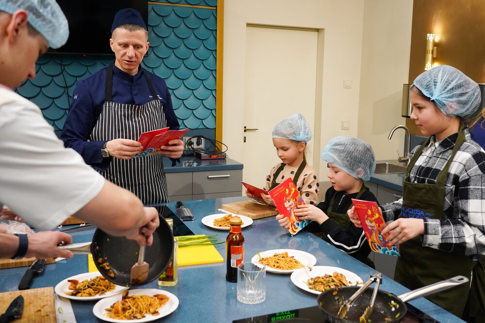 Мастер-класс по приготовлению лапши долголетия (Шоумянь) в кулинарной студии рыбного рынка «Москва – на волне» в честь китайского Нового года.