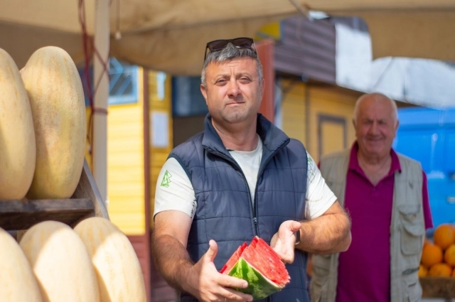 Брать разрезанный арбуз или с надрезанной мякотью не стоит, так как велик риск заражения различными болезнетворными микроорганизмами