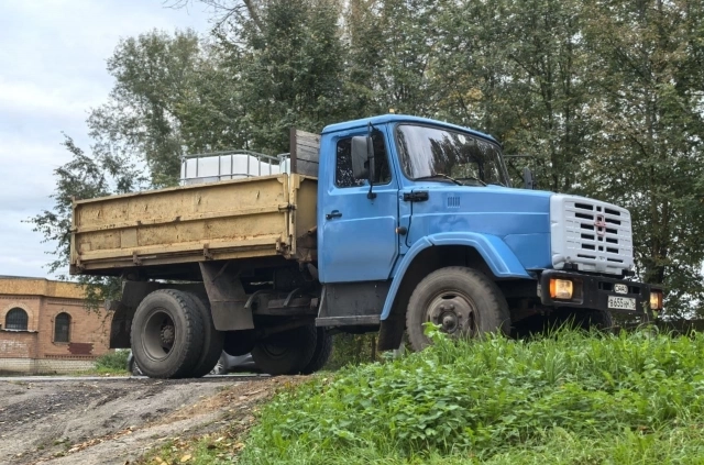 Воду привозят на газели.