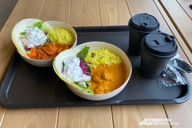 Этот обед обошелся нам в 2,2 тысячи рублей. Честно говоря, за такую цену лучше пообедать в кофейне, а не за столиком с пластиковым подносом и одноразовой ложкой.