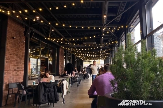 Веранда с видом на улицу показалась уютнее и спокойнее.