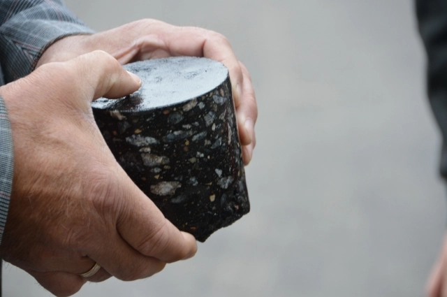 Пробы нового асфальта показали, что ремонт сделан качественно.