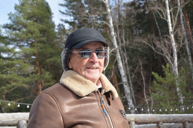 Владимир Чертовиков продолжает прыгать с трамплина и участвовать в соревнованиях, несмотря на возраст.