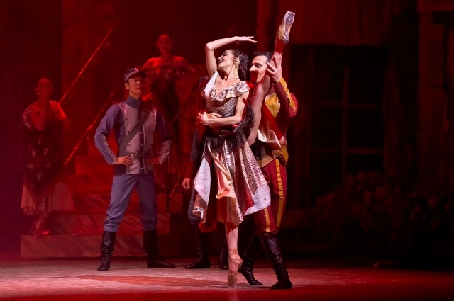 Первое знакомство омской публики с Кармен состоялось в середине 1990-х годов, когда Сергей Колесник поставил «16 эпизодов о любви, ненависти и смерти».