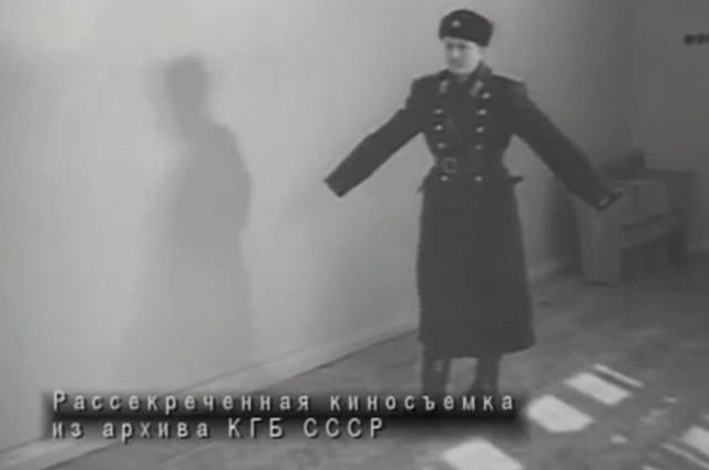 Во время следственного эксперимента Ильин с видимым удовольствием показывал, как оно прятал оружие.