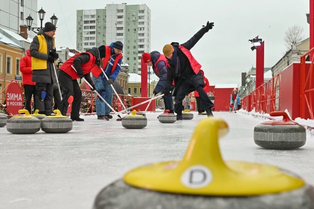 Турнир по керлингу, в котором приняли участие семьи защитников Родины, находящихся в зоне СВО, на бесплатной площадке для игры в керлинг с двумя дорожками на ул. Школьная в рамках фестиваля «Путешествие в Рождество» проекта «Зима в Москве».